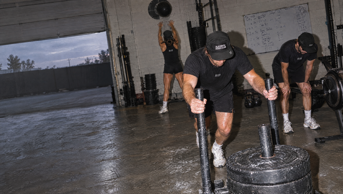 Sled Push im Gym mit der Performance Cap