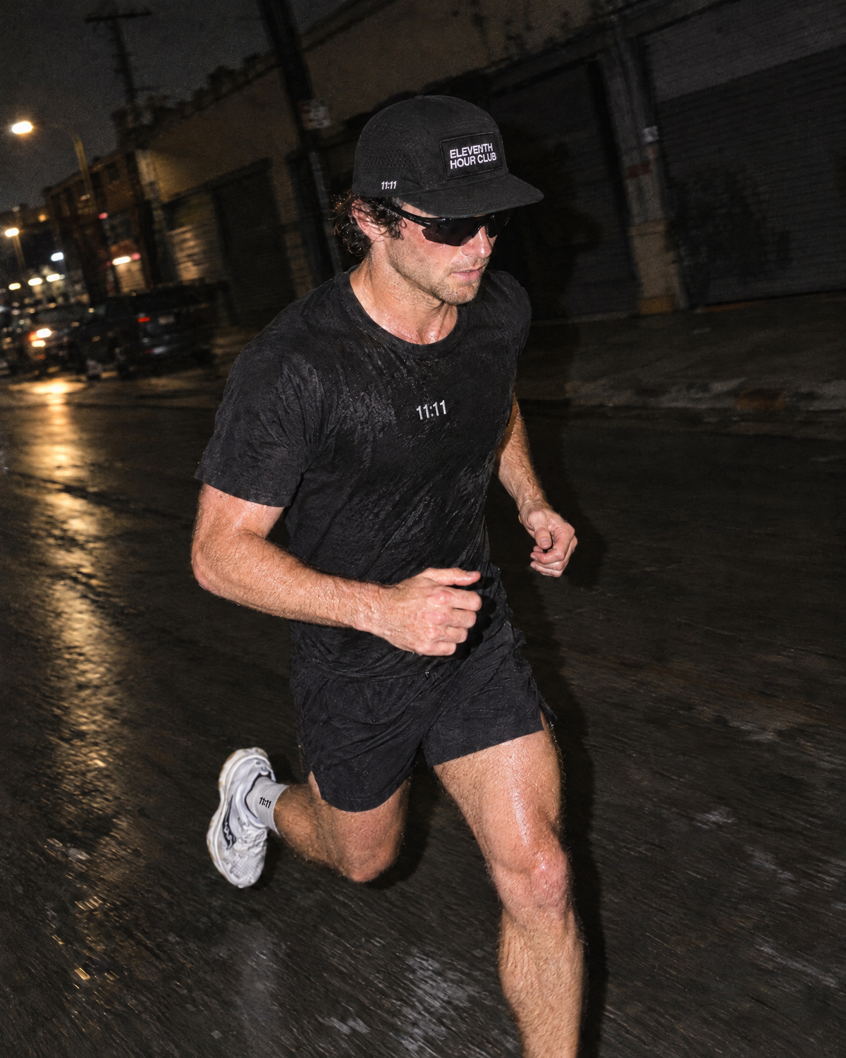 Nachtlauf auf nasser Strasse, mit Performance Lightweight Cap #Performance Lightweight Cap