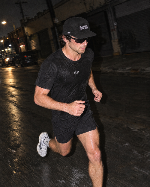 Nachtlauf auf nasser Strasse, mit Performance Lightweight Cap #Performance Lightweight Cap