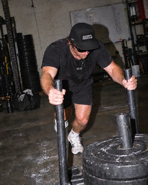 Sled Push im Gym, mit Performance Lightweight Cap #Performance Lightweight Cap